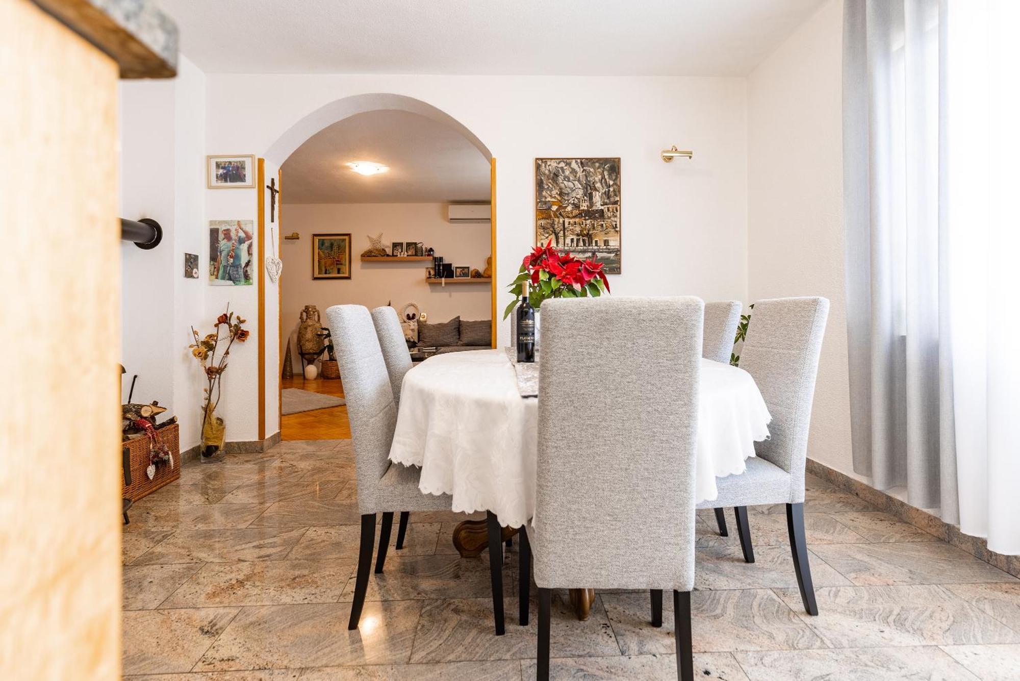 Apartman Nora Оміш Екстер'єр фото