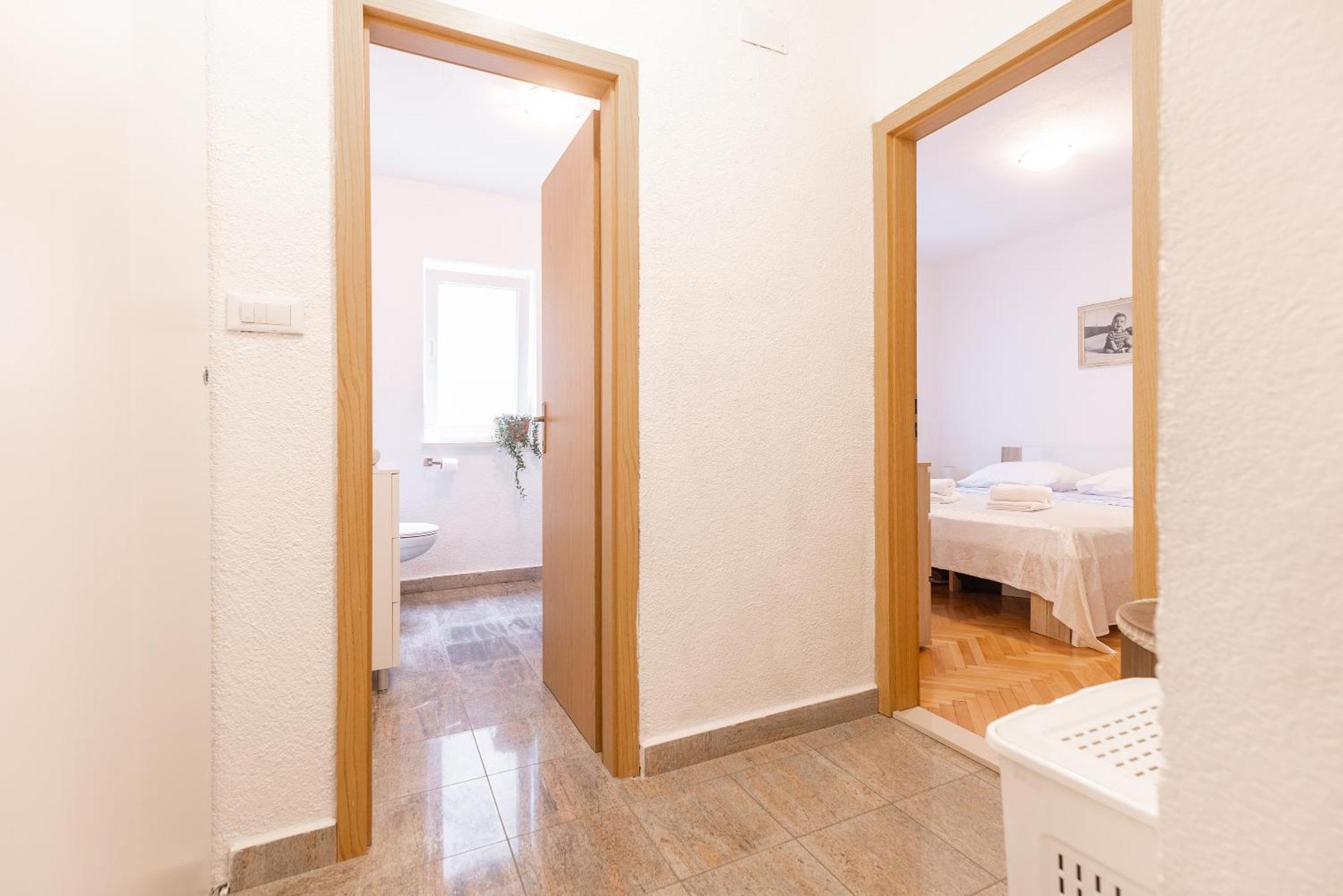 Apartman Nora Оміш Екстер'єр фото