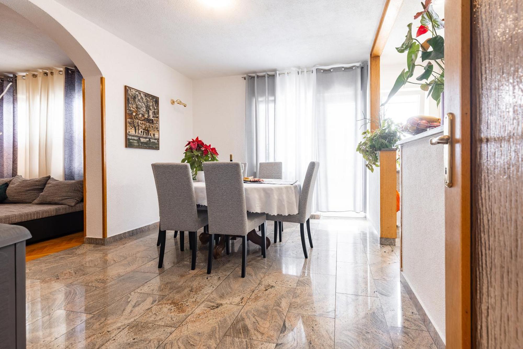 Apartman Nora Оміш Екстер'єр фото