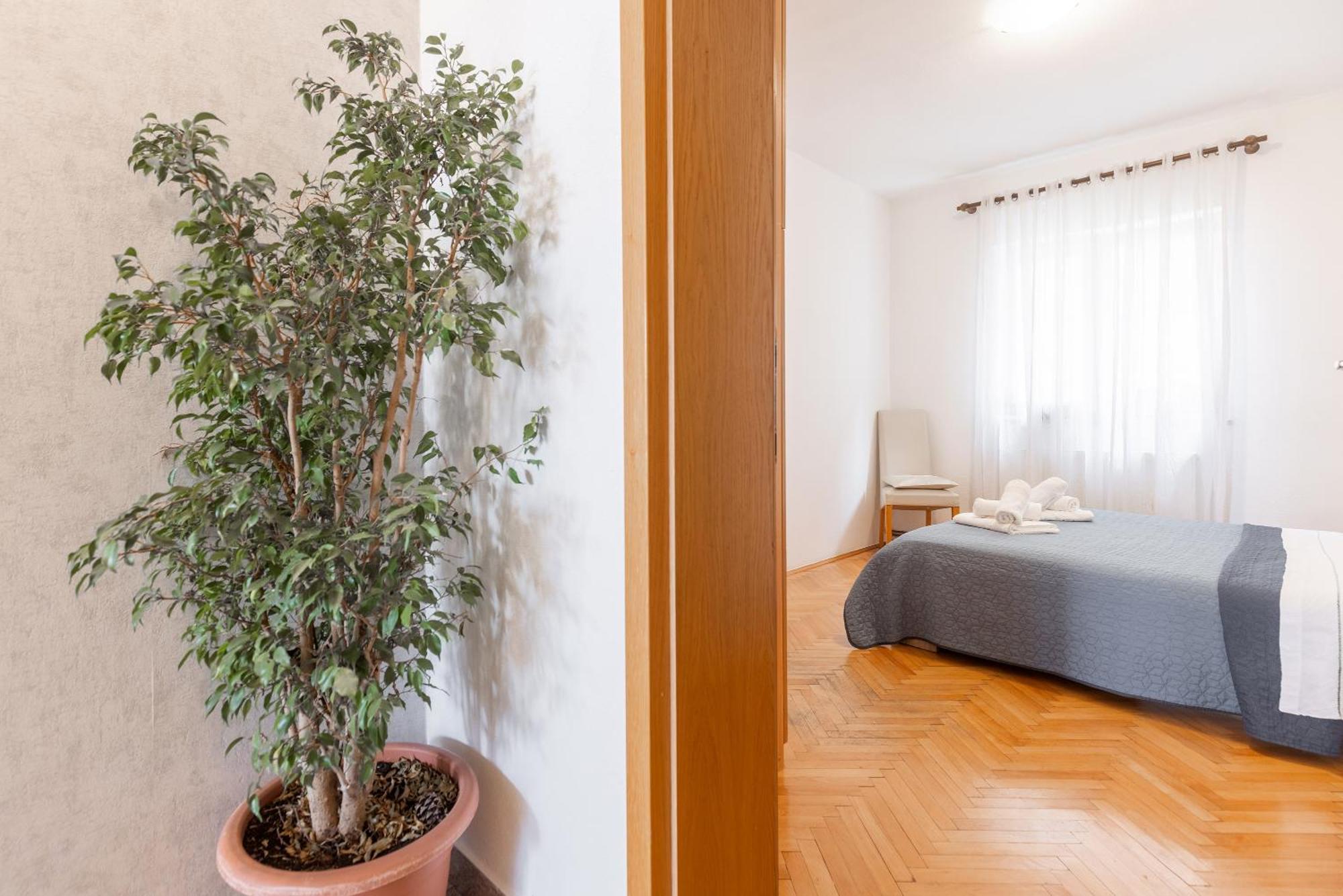 Apartman Nora Оміш Екстер'єр фото